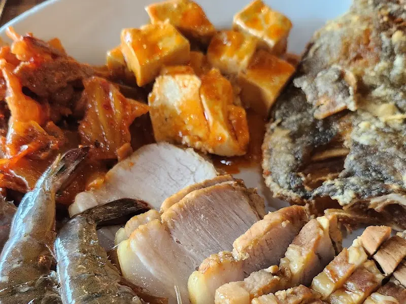 한상 가득 차려진 음식들