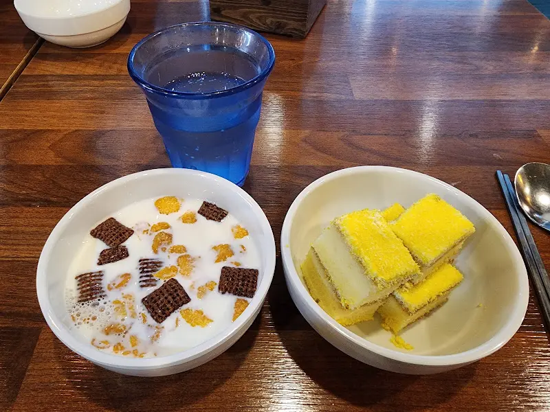 달콤한 시리얼과 빵