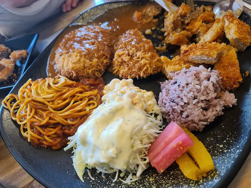 푸짐한 돈까스 한 상