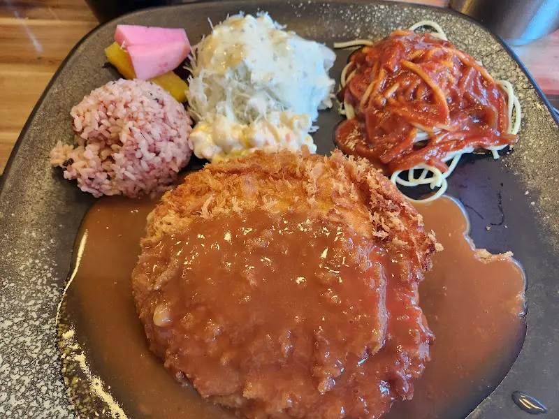 돈까스, 샐러드, 스파게티의 조화