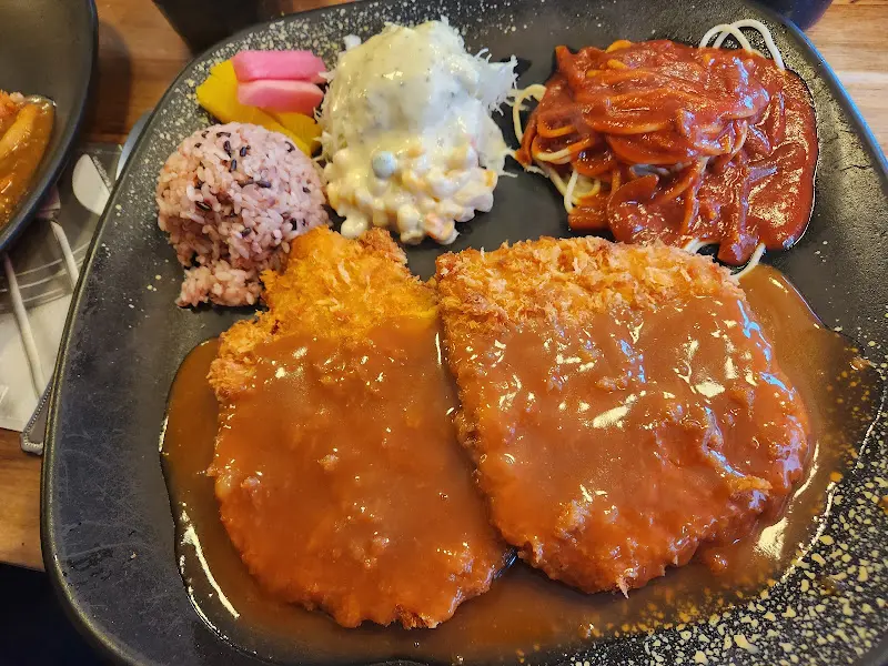 소스가 듬뿍 뿌려진 돈까스