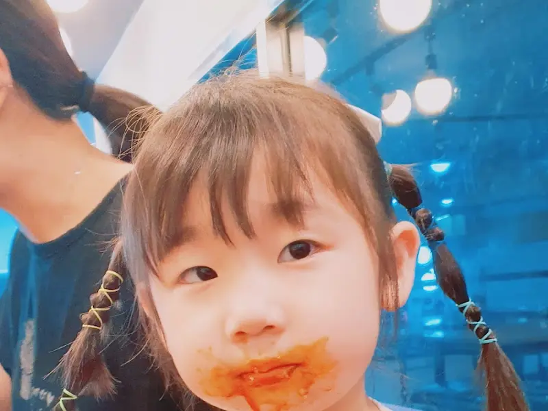 돈까스 소스가 묻은 아이의 얼굴