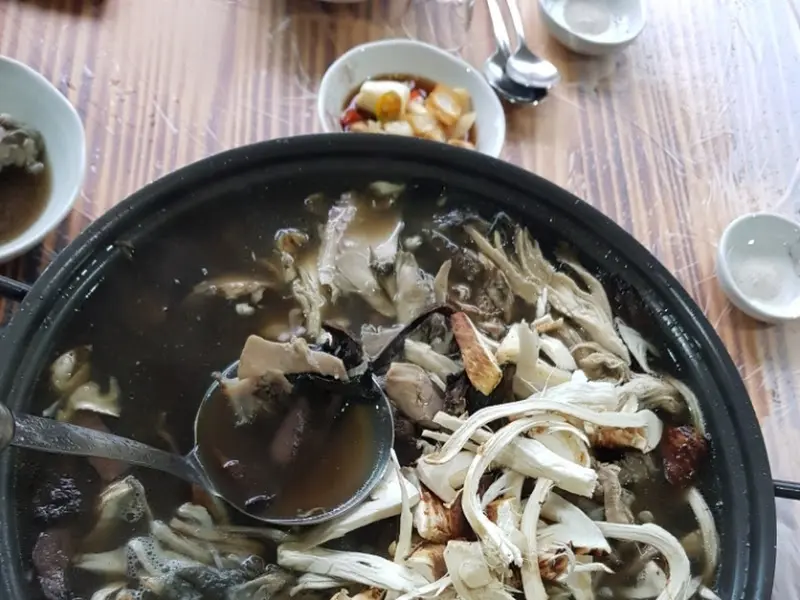 뚝배기 안의 백숙과 약초들