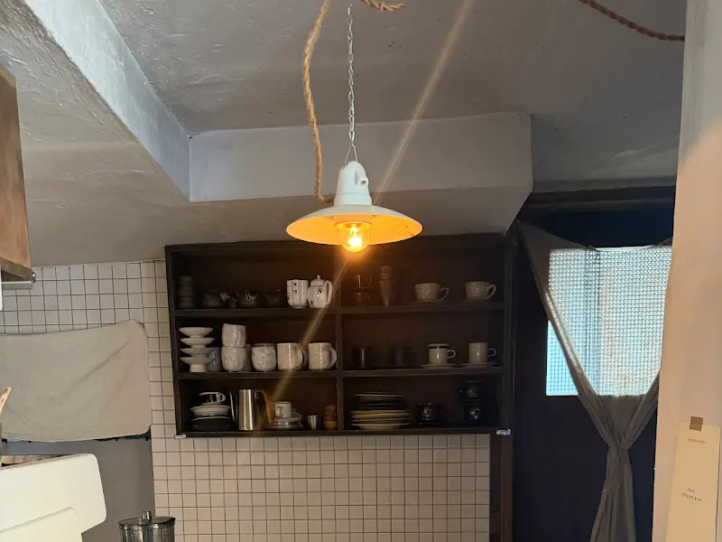 카페 내부의 조명과 선반