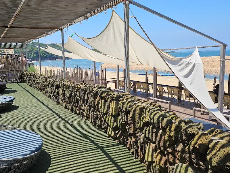 야외 좌석과 바다