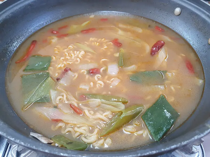 황제라면 라면 투하