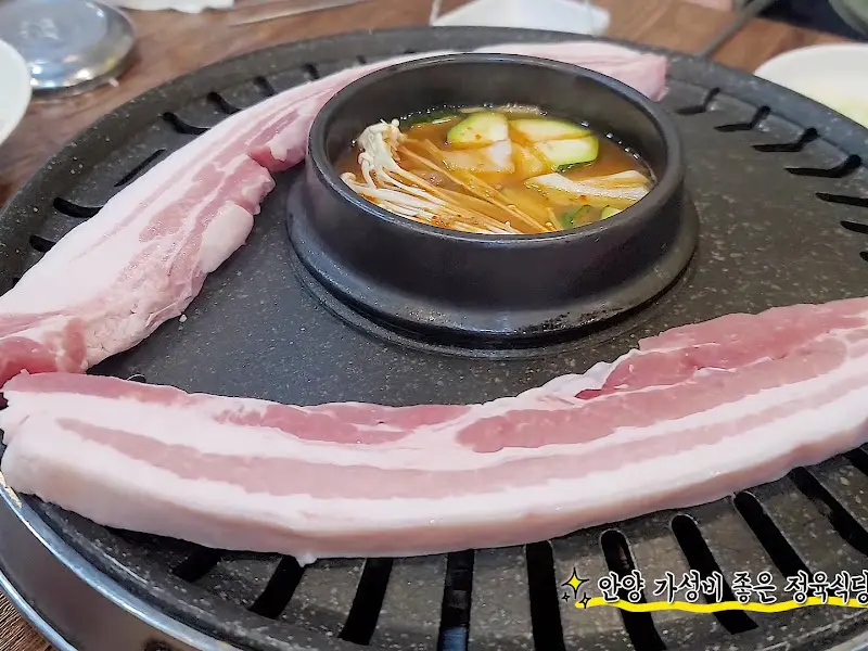 불판 위에서 익어가는 한돈 생오겹살