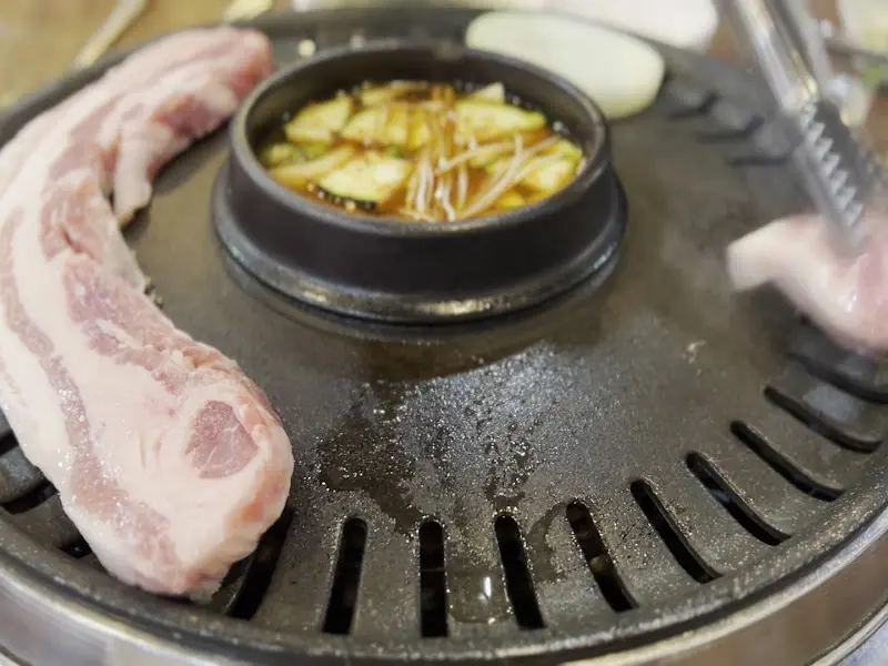 불판 위에 올려진 오겹살과 된장찌개