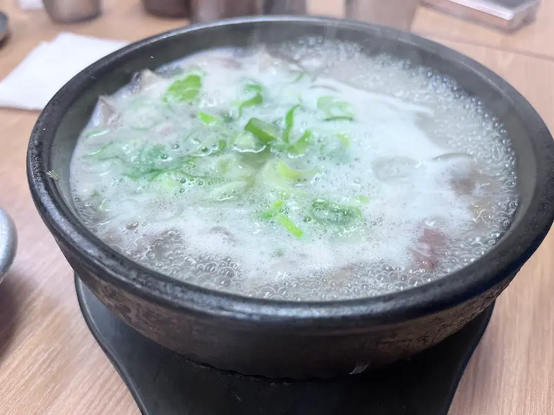 뽀얀 국물에 담긴 소머리국밥