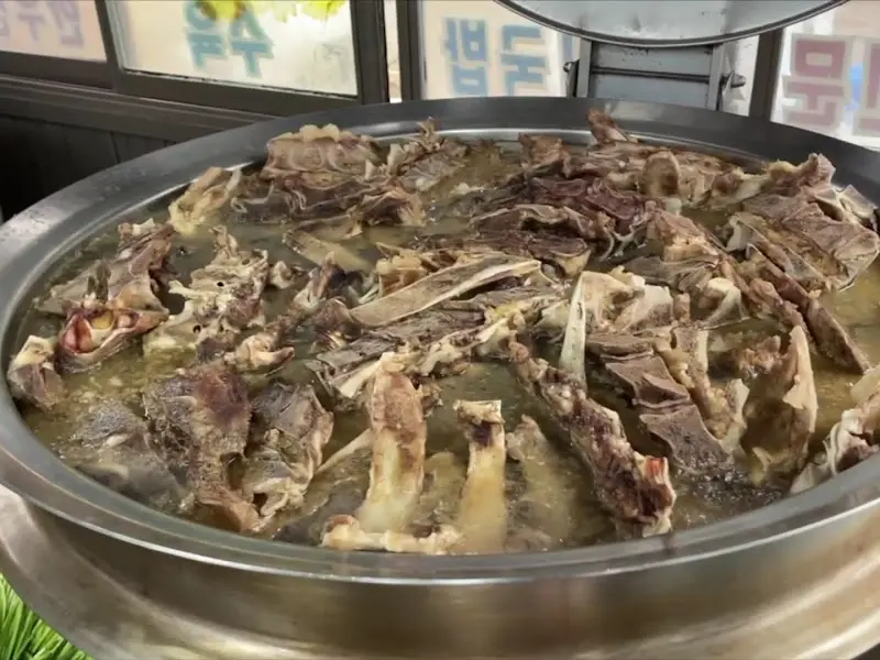 가마솥에서 끓여지고 있는 소머리국밥