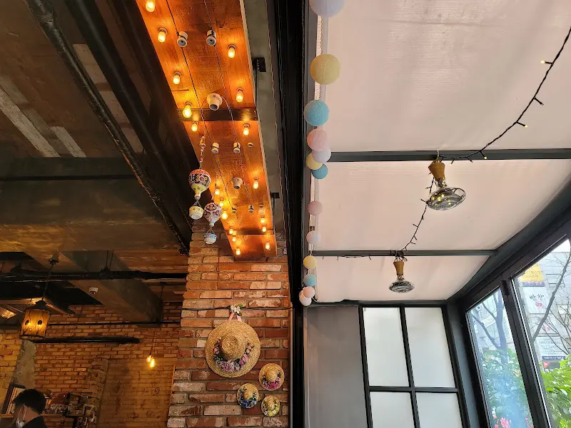 지오쿠치나 천장의 아기자기한 조명 장식