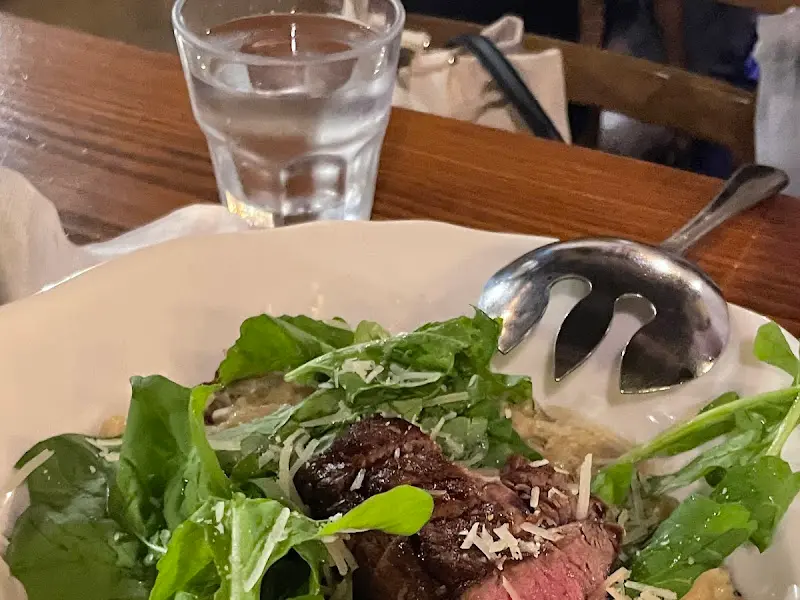 스테이크 샐러드의 신선한 야채