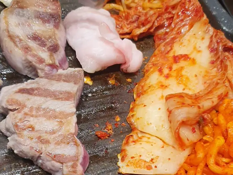 구워지는 삼겹살과 김치