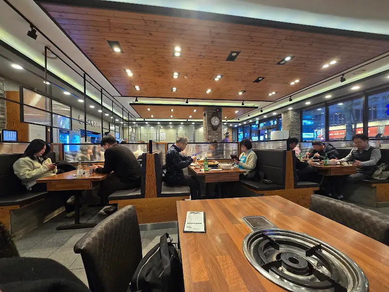 진시황뼈다귀감자탕 넓고 깔끔한 내부