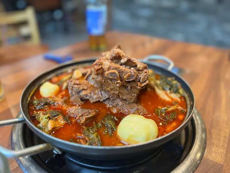 테이블 위에서 보글보글 끓고 있는 감자탕