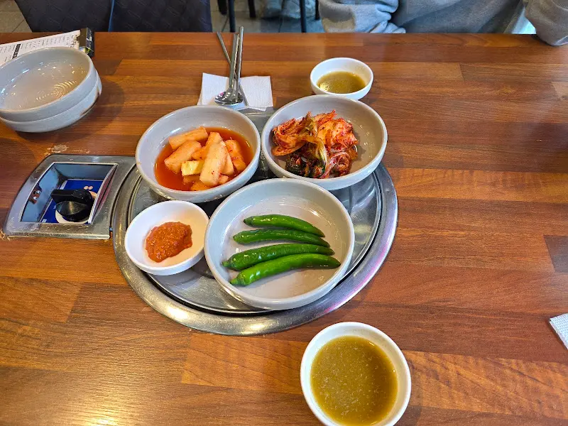 정갈하게 담겨 나온 반찬들