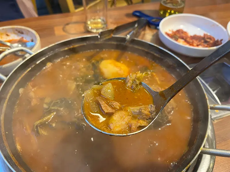 감자탕 국물에 끓인 라면사리