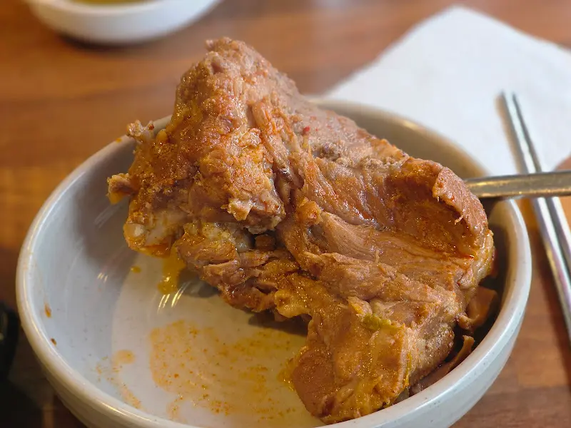 살코기가 가득 붙어있는 뼈