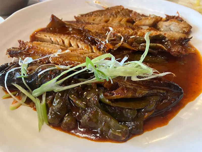 윤기가 흐르는 코다리조림의 매혹적인 자태