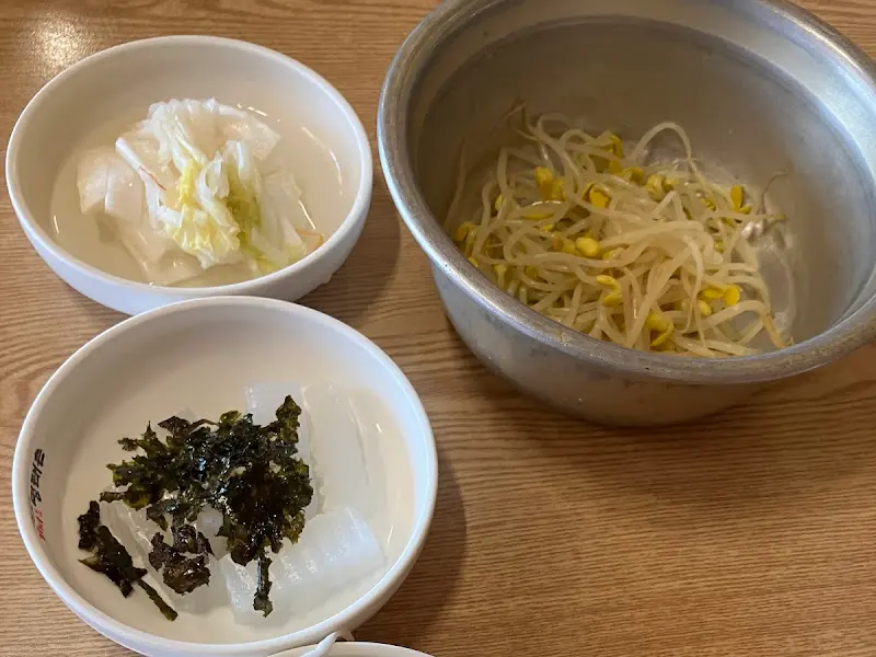 정갈하게 담겨 나온 콩나물 무침, 김, 백김치