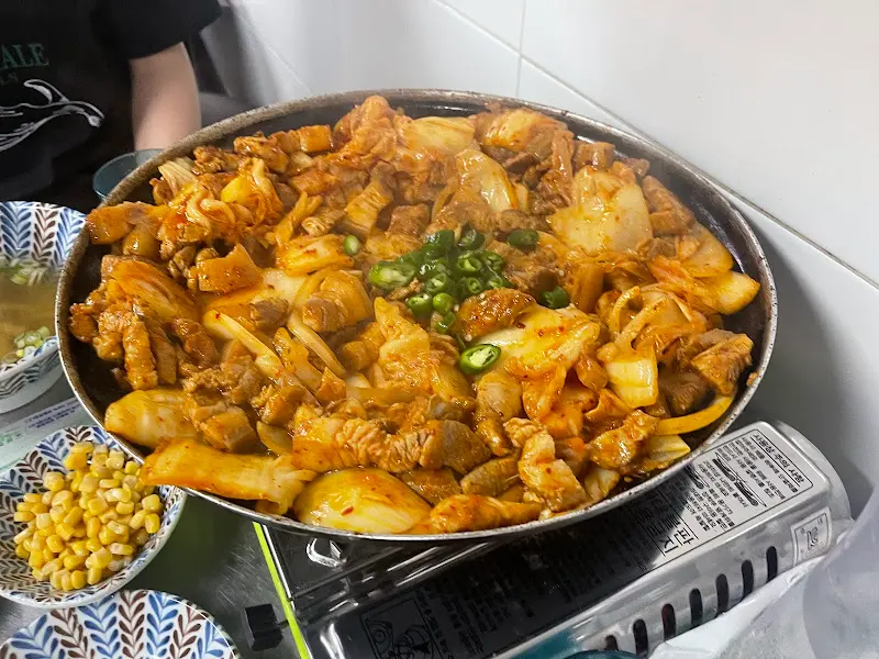 돼지김치구이와 곁들임 메뉴