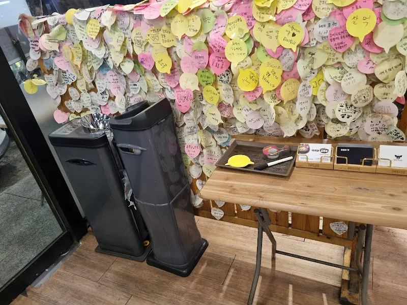 가게 앞에 붙어있는 손님들의 포스트잇
