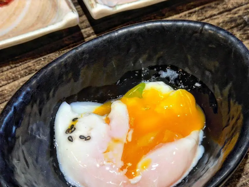 수란의 노른자가 터진 모습