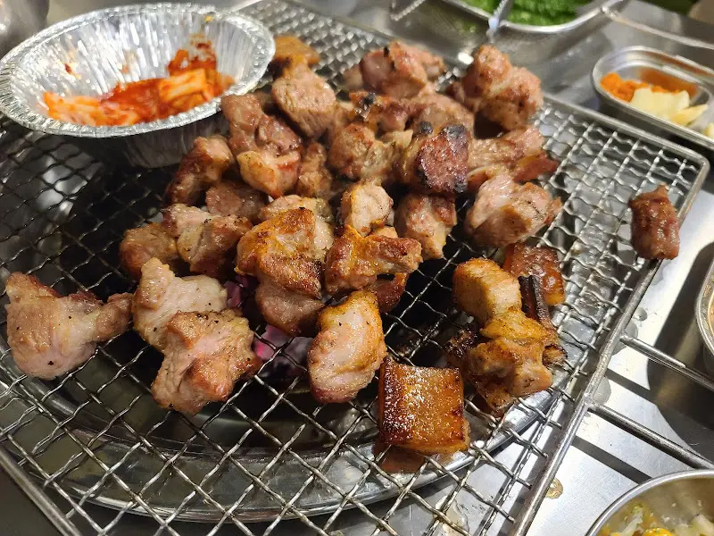 초벌구이된 돼지고기