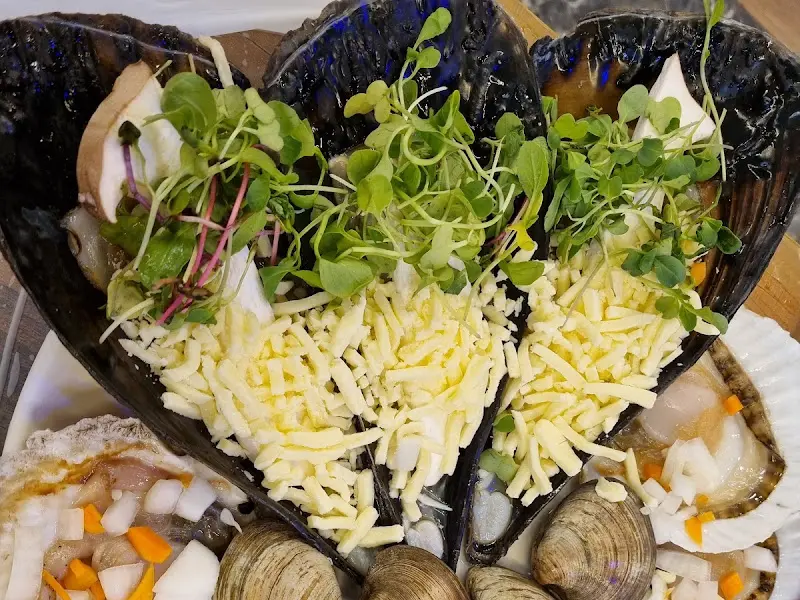 신선한 조개와 다양한 해산물