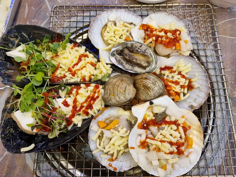 조개구이와 함께 즐기는 술 한 잔