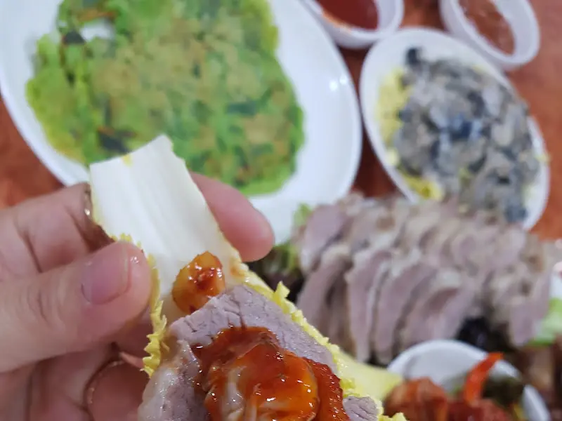 보쌈을 쌈에 싸서 한 입에!