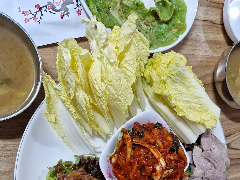 보쌈과 푸짐한 쌈 채소