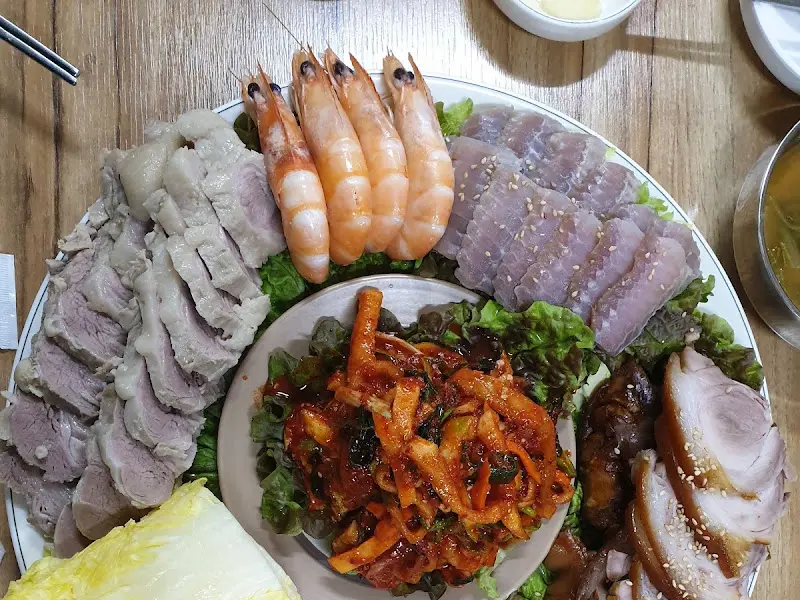 보쌈에 막걸리 한 잔!