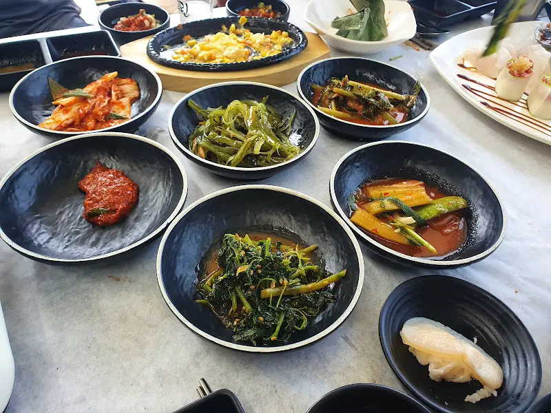 한상 가득 차려진 밑반찬과 메인 메뉴