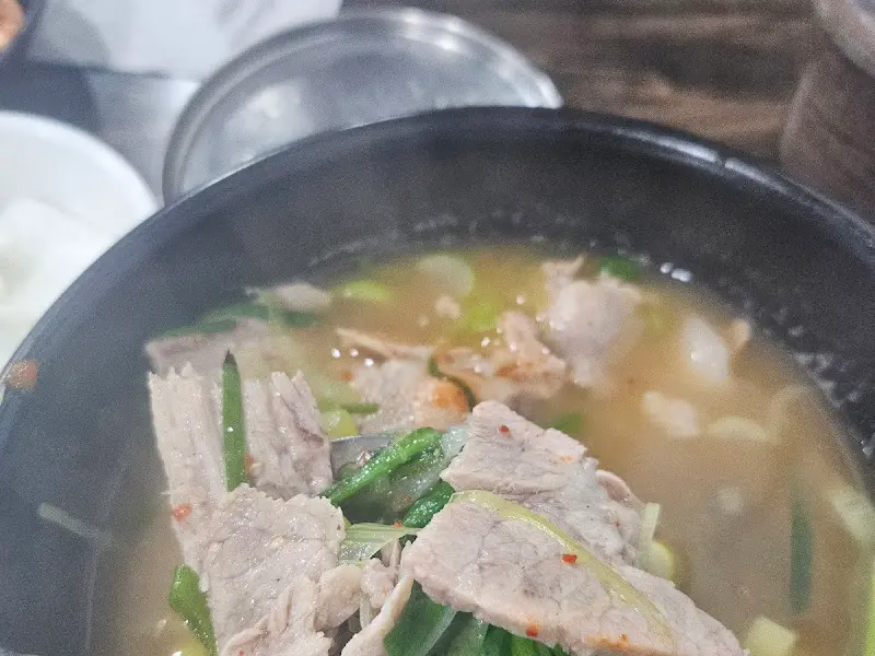 국밥 속 푸짐한 고기