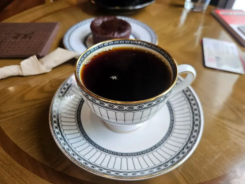 고풍스러운 찻잔에 담긴 커피