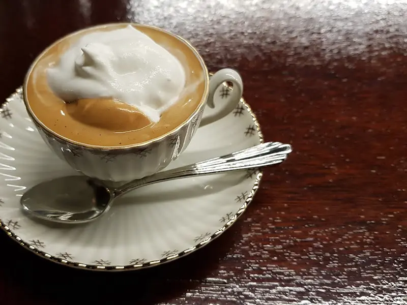 아몬드 크림이 듬뿍 올라간 아인슈페너