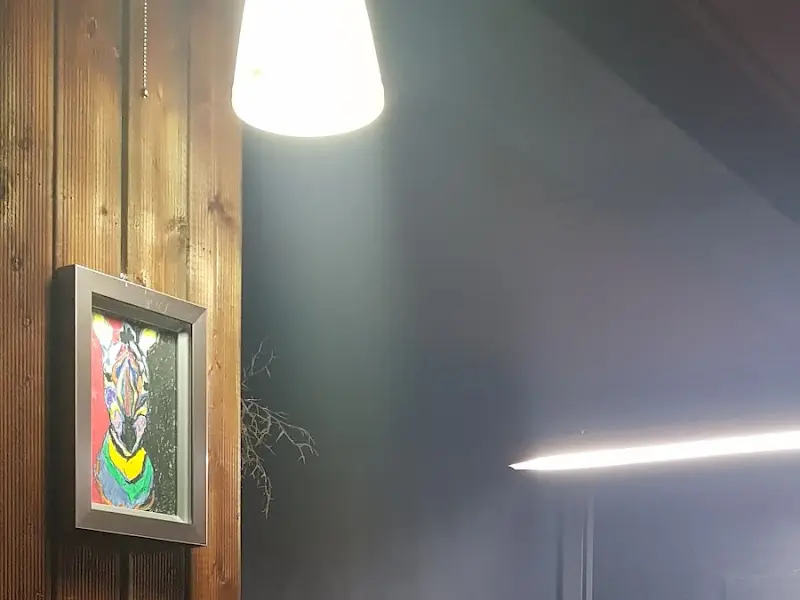 카페 내부 조명과 그림