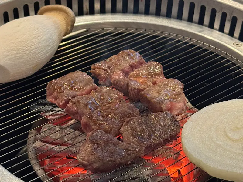 숯불 위에서 익어가는 한우