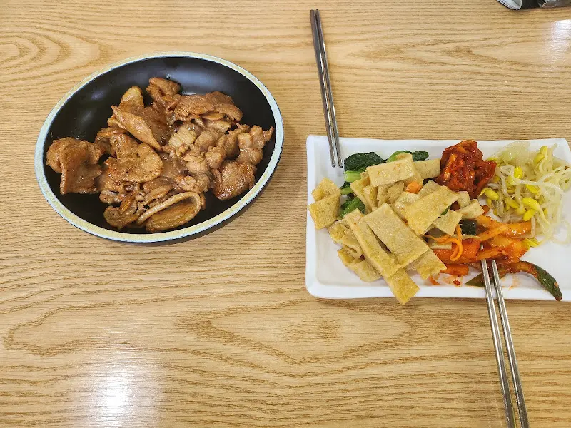 깔끔하게 차려진 돼지불백 한상