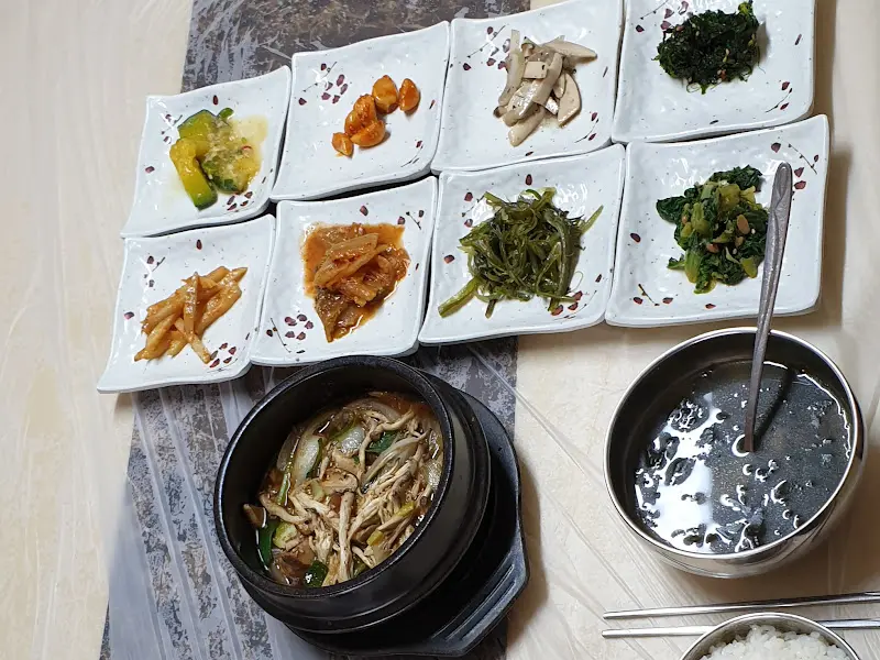 다채로운 반찬들과 장어볶음이 함께 차려진 모습