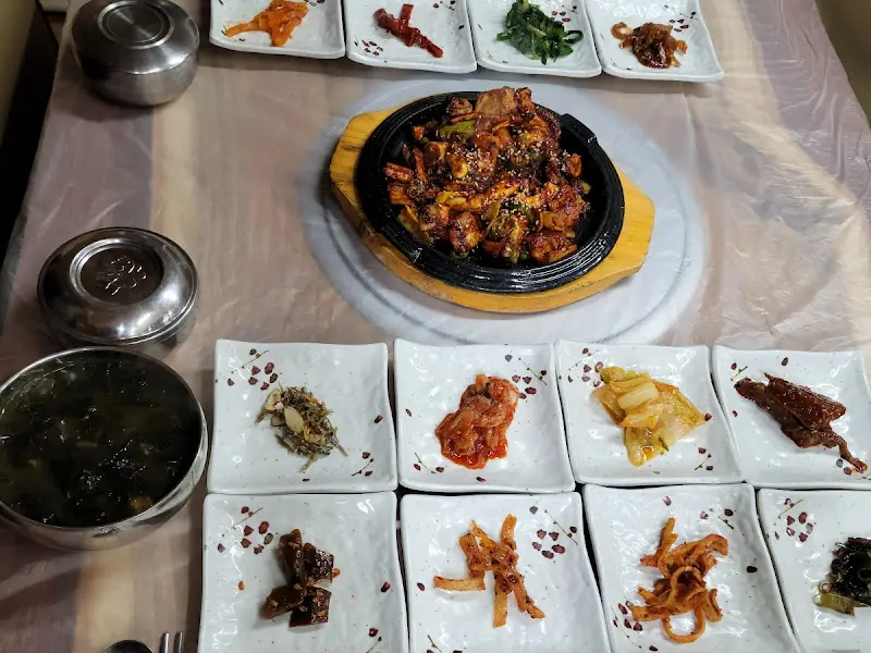 장어볶음과 다양한 반찬들