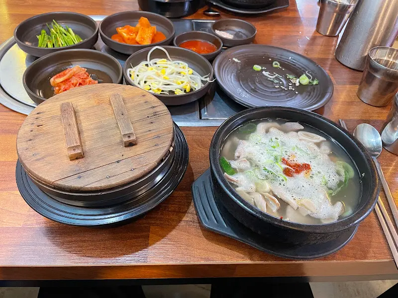 모듬국밥과 솥밥 한상차림