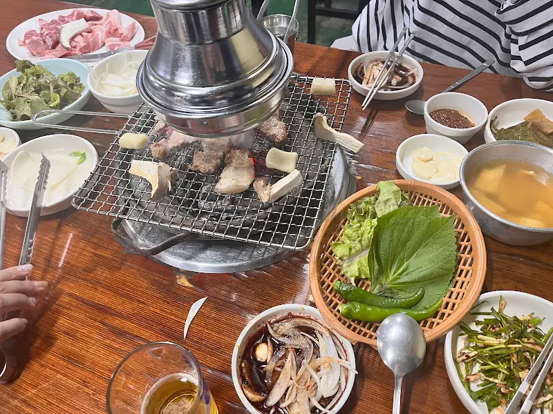 테이블 가득 차려진 삼겹살 한 상