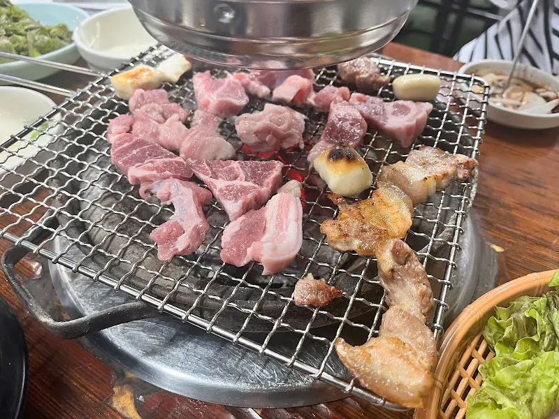 숯불 위에서 익어가는 삼겹살