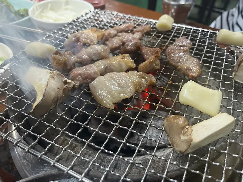 불판 위에서 익어가는 삼겹살