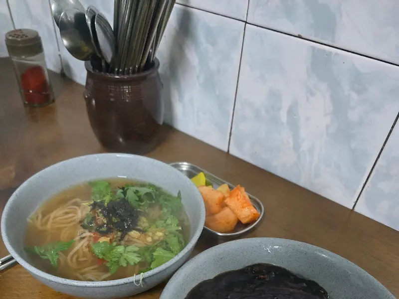 우동과 짜장, 깍두기