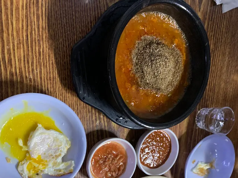 계란후라이와 우거지탕이 테이블 위에 놓여져 있는 모습