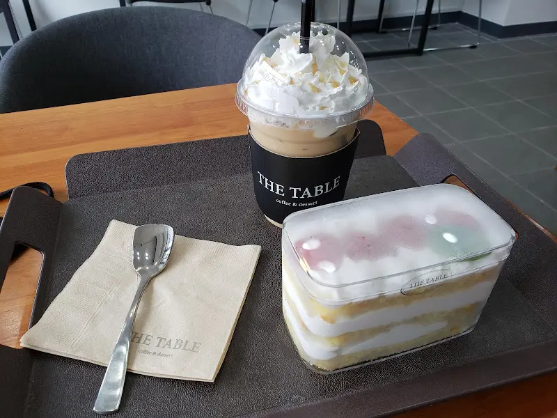 아이스 아메리카노와 디저트