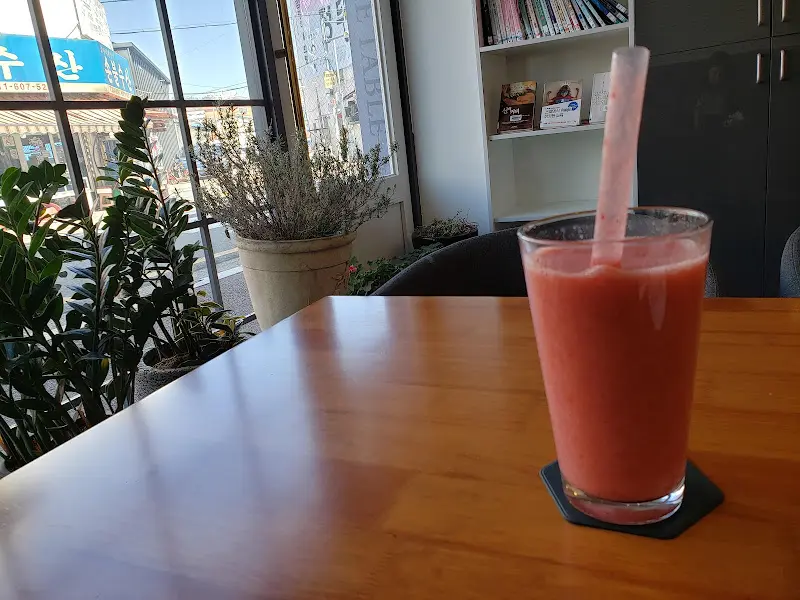 카페 창밖 풍경과 음료